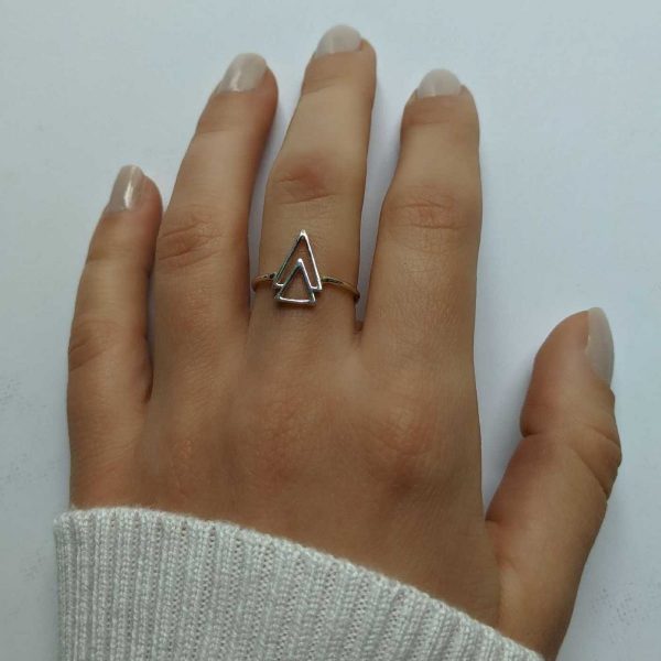 anillo doble triángulo exhibido
