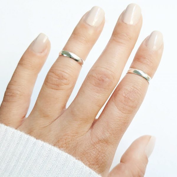 anillo midi liso mano