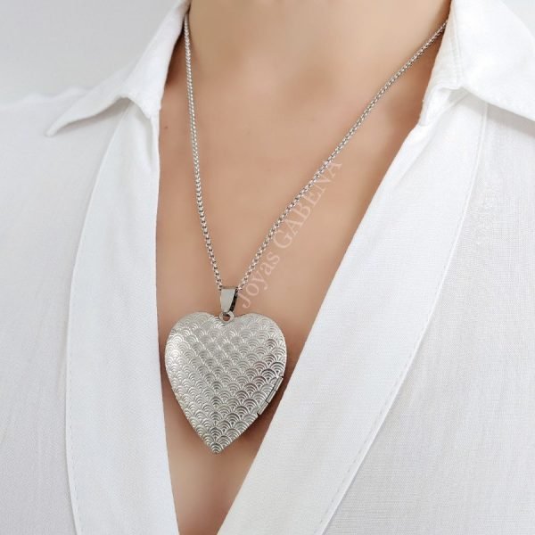 Collar Relicario corazón escamas acero