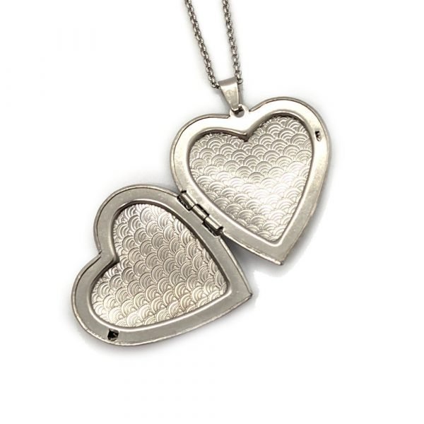 Collar Relicario corazón escamas acero