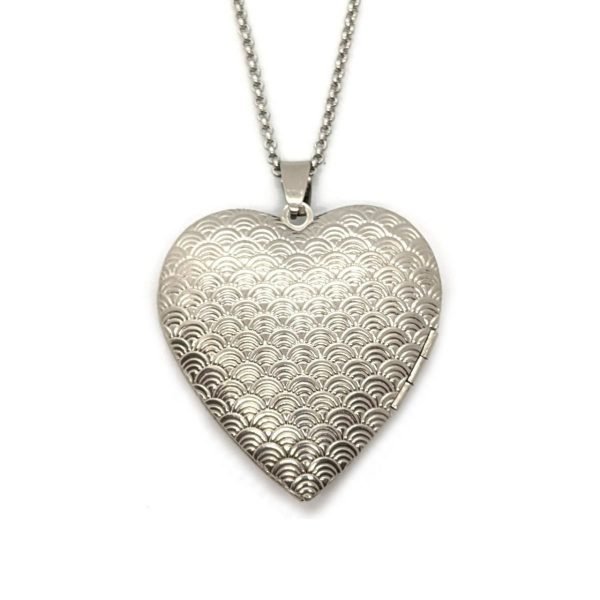 Collar Relicario corazón escamas acero